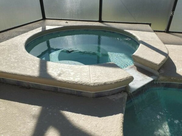 A heated pool - Centrally located 4BR/3BA with South Facing Pool (Davenport)