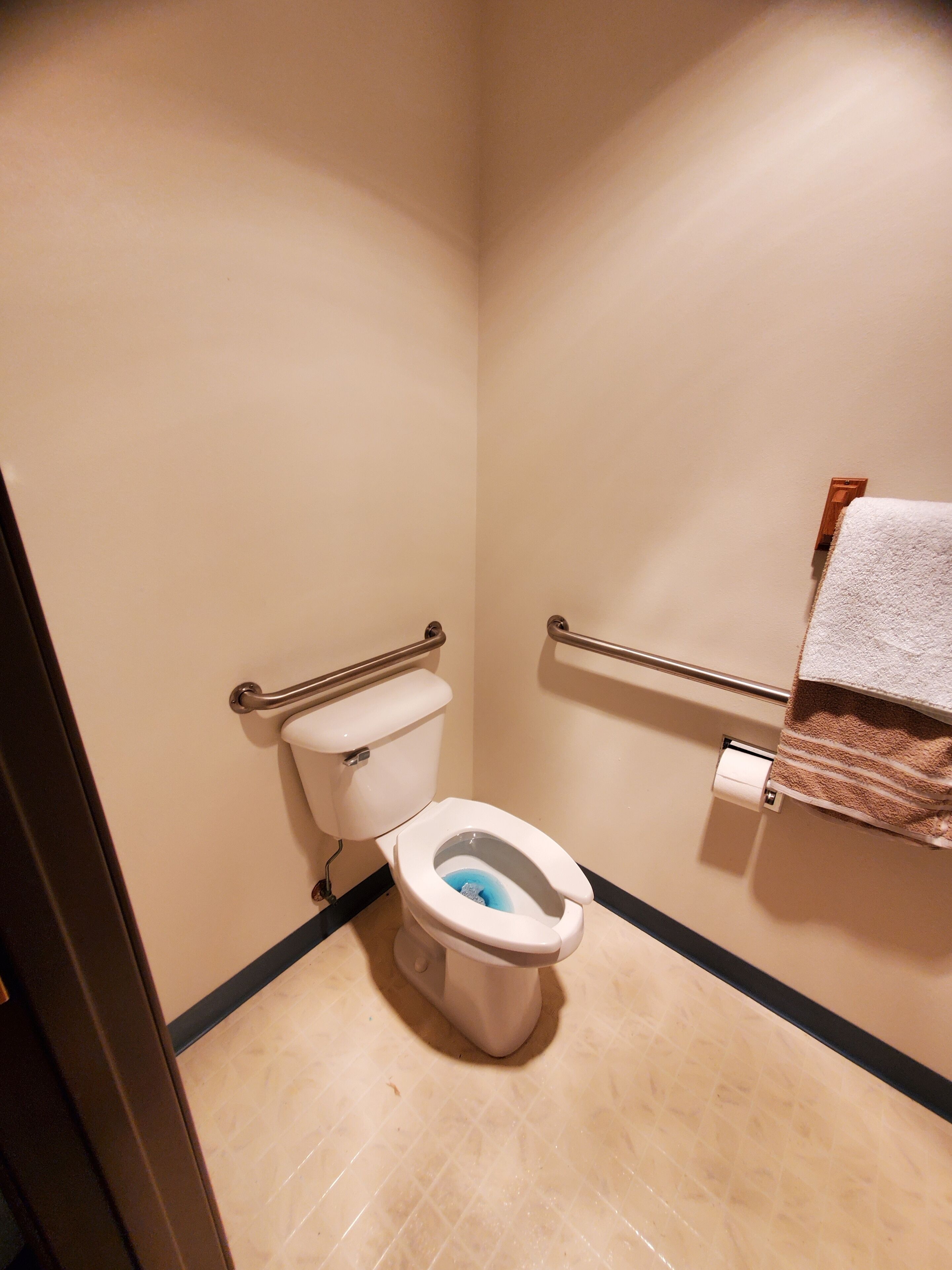 Duschwanne, Handtücher, Seife, Toilettenpapier