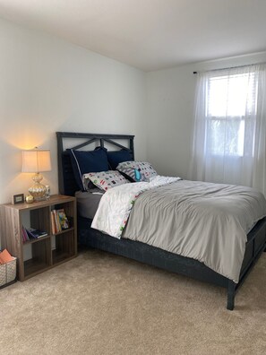 5 bedrooms, iron/ironing board, WiFi, bed sheets - Clean and Spacious, High-Vibe, in Quiet Carlsbad Neighborhood (Carlsbad)