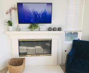 TV, books - Clean and Spacious, High-Vibe, in Quiet Carlsbad Neighborhood (Carlsbad)