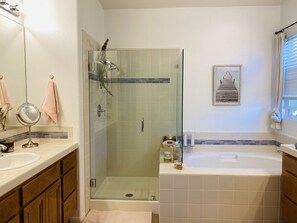 Combined shower/tub, hair dryer, towels