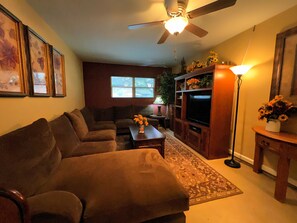 Smart TV, books - Sunflower House - Large Covered Patio & Great Family Spaces - Centrally Located  (San Angelo)