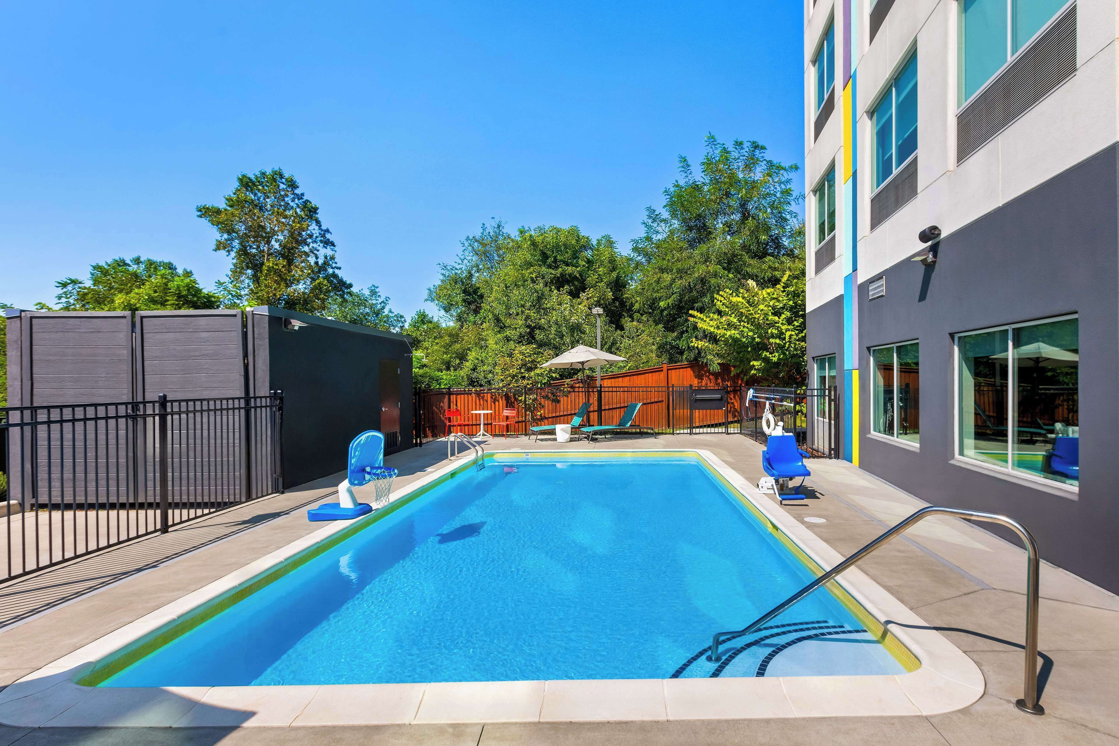 seasonal outdoor pool, open 10:00 am to 10:00 pm, pool umbrellas