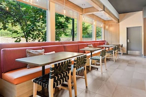 含每日自助早餐