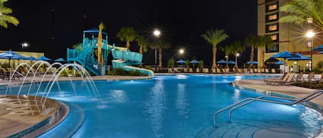 Una piscina al aire libre, sillones reclinables de piscina