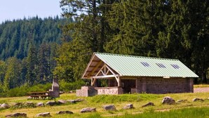A rustic cabin with a green roof, surrounded by a forest. - Maison Rurale En Bordure De Forêt (Schirmeck)