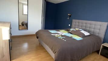 2 bedrooms, desk, WiFi, bed sheets