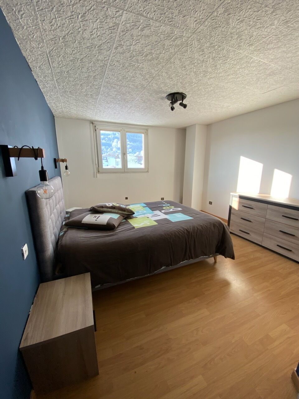 2 多间卧室、办公桌、WiFi、床单