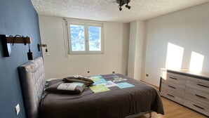 A bedroom with a bed, a dresser, a nightstand, and a window. - Maison Rurale En Bordure De Forêt (Schirmeck)