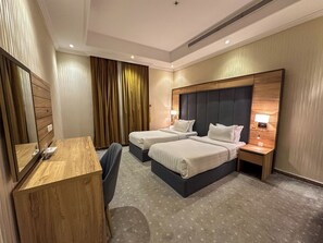 Chambre Junior avec lits jumeaux, Plusieurs lits | Draps en coton égyptien, literie de qualité, coffre-fort, bureau