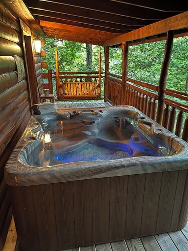 Cozy Mountain Escape: Hot Tub, Fireplace & Close to Gatlinburg & Pigeon Forge!