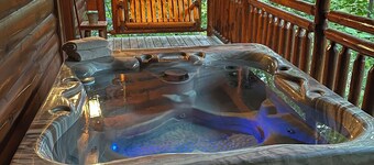 Cozy Mountain Escape: Hot Tub, Fireplace & Close to Gatlinburg & Pigeon Forge!