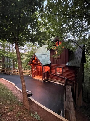 Exterior - Ultimate Retreat.. Fireplace.. Hot Tub…Minutes to Gatlbg and PFrge! (Gatlinburg)