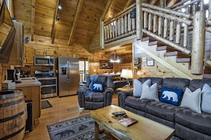 Smart TV, fireplace - Ultimate Retreat.. Fireplace.. Hot Tub…Minutes to Gatlbg and PFrge! (Gatlinburg)