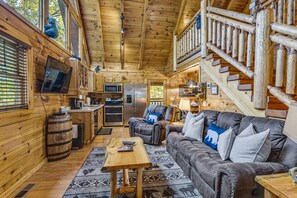 Smart TV, fireplace - Ultimate Retreat.. Fireplace.. Hot Tub…Minutes to Gatlbg and PFrge! (Gatlinburg)