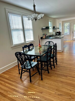 Dining - Updated Park Circle Retreat - 3 Queens - Modern & Family-Friendly -N Chs (North Charleston)