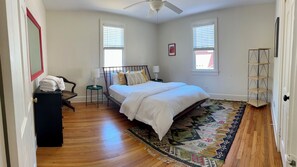 3 bedrooms, premium bedding, iron/ironing board, travel cot - Updated Park Retreat - 3 Queens - Modern & Family-Friendly - Park Circle, N Chs (North Charleston)