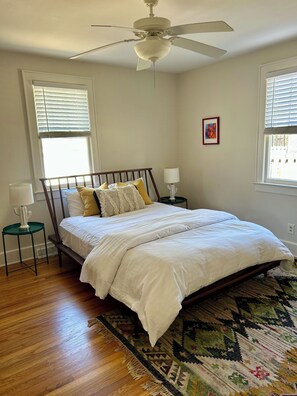 3 bedrooms, premium bedding, iron/ironing board, travel crib - Updated Park Circle Retreat - 3 Queens - Modern & Family-Friendly -N Chs (North Charleston)