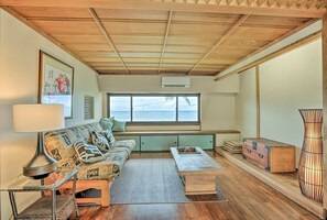 TV, fireplace - Seaside Oasis-Near Beach w/ AC, BBQ & more! (Hauula)