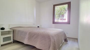 1 slaapkamer, een strijkplank/strijkijzer