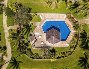 Piscina all'aperto, una piscina riscaldata