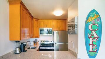 Een koelkast, een magnetron, een oven, een kookplaat