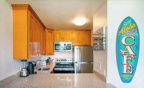 Køleskab, mikrobølgeovn, ovn, kogeplade