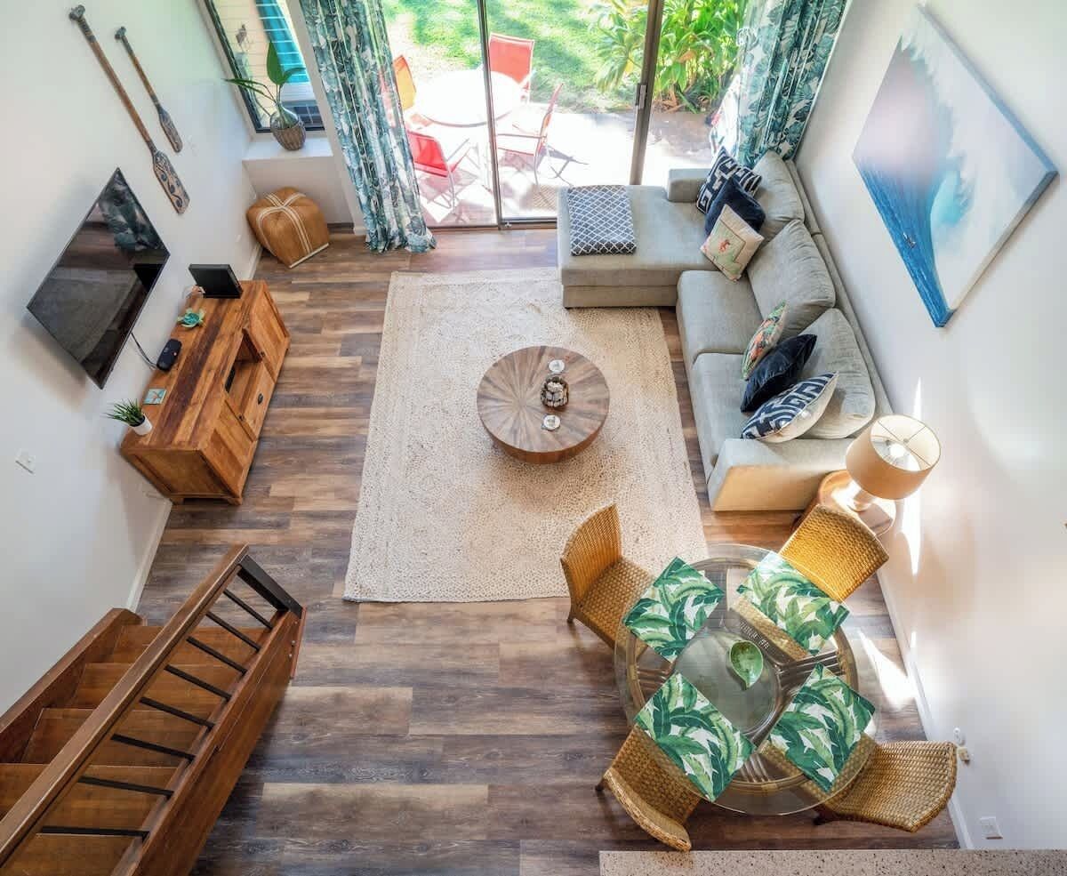 Een smart-tv, een open haard, een stereo en een kantoor