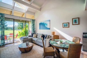 Smart TV, caminetto, impianto stereo, studio