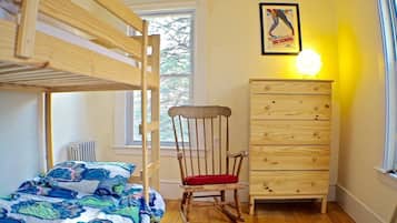 6 bedrooms, desk, iron/ironing board, travel crib