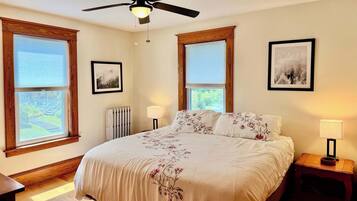6 bedrooms, desk, iron/ironing board, travel crib