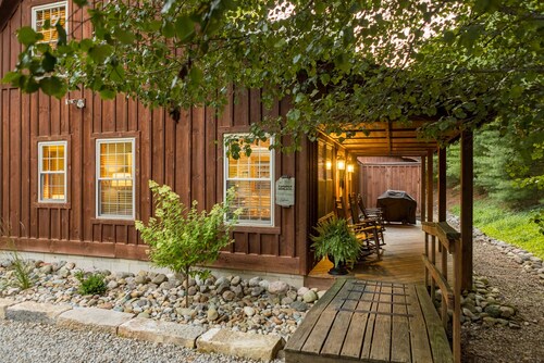 Canadian Hemlock . Trailside Lodging
