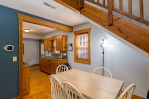 Dining - Canadian Hemlock . Trailside Lodging (Millersburg)