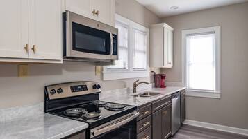 Réfrigérateur, micro-ondes, four, lave-vaisselle