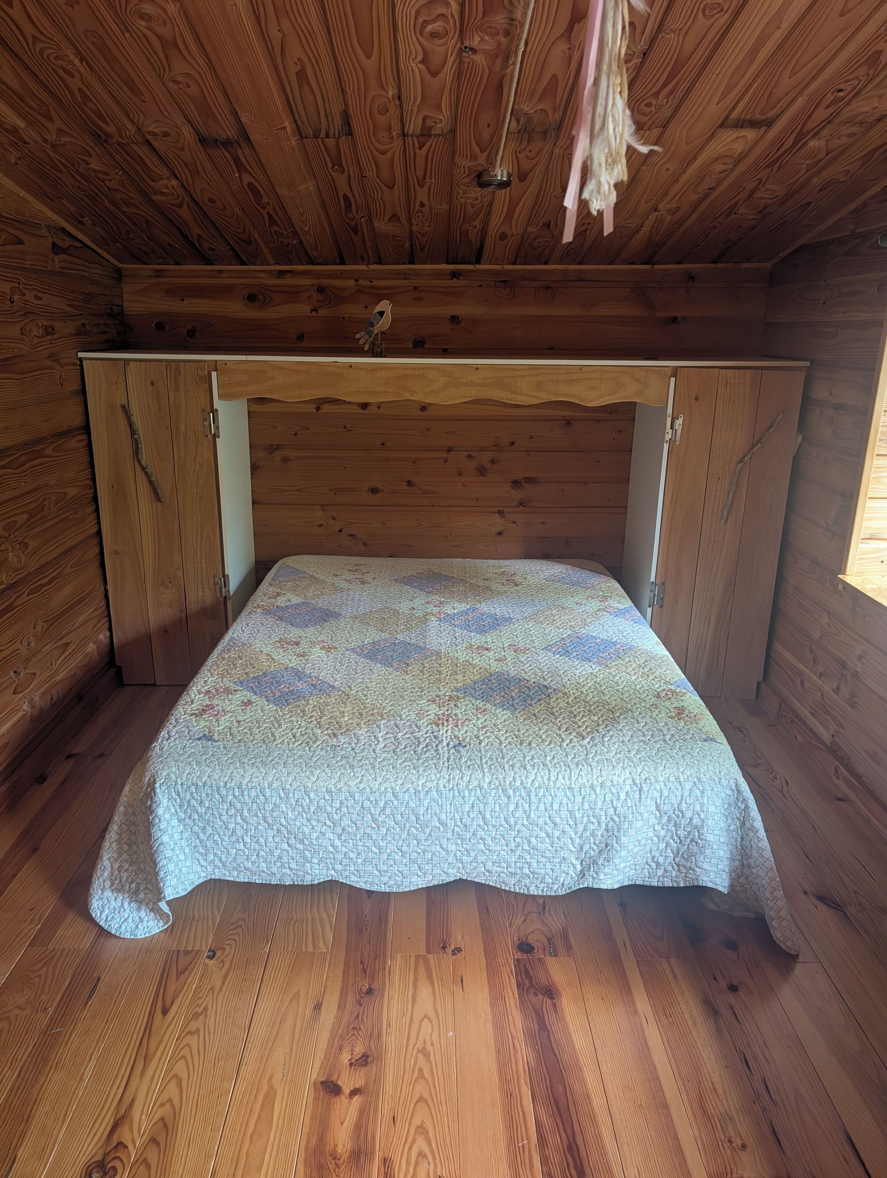 3 habitaciones, tabla de planchar con plancha y cuna de viaje 