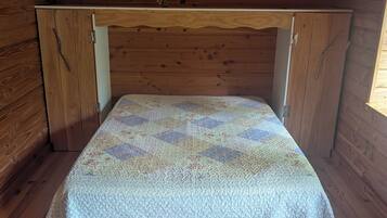 3 habitaciones, tabla de planchar con plancha y cuna de viaje