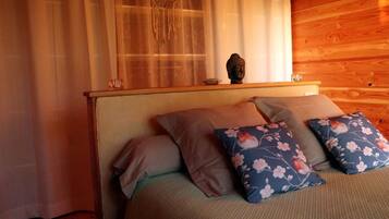 3 bedrooms, iron/ironing board, travel cot, free WiFi