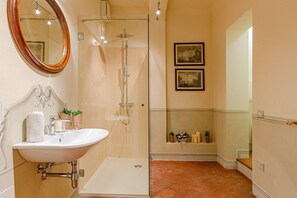 Baignoire, sèche-cheveux, serviettes fournies