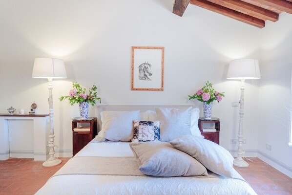 8 bedrooms, iron/ironing board, bed sheets