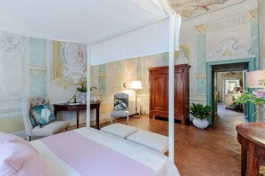 8 bedrooms, iron/ironing board, bed sheets