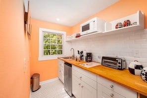 Réfrigérateur, micro-ondes, plaque de cuisson, cafetière/bouilloire