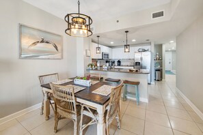 Dining - Grand Panama 1204 - Gulf Front, Pets OK, Sleeps 8 (Panama City Beach)