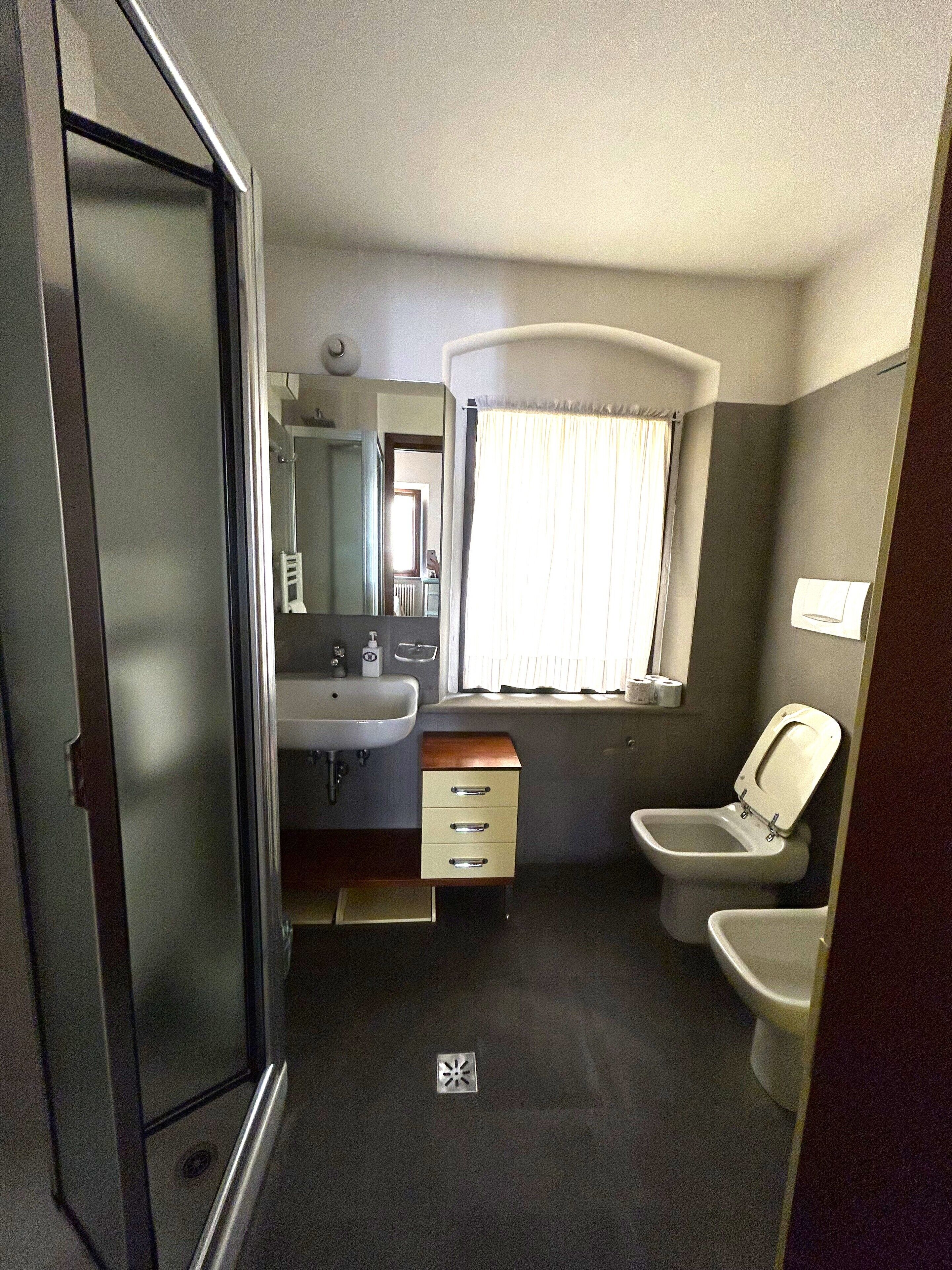 Doccia, asciugacapelli, bidet, asciugamani