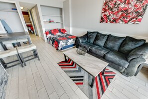 TV, DVD player - New 1BR at Compass CoveIDirect views of the ocean! (Myrtle Beach)