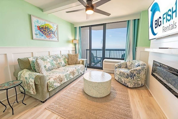 Amazing Living Room with Stunning Views☀️