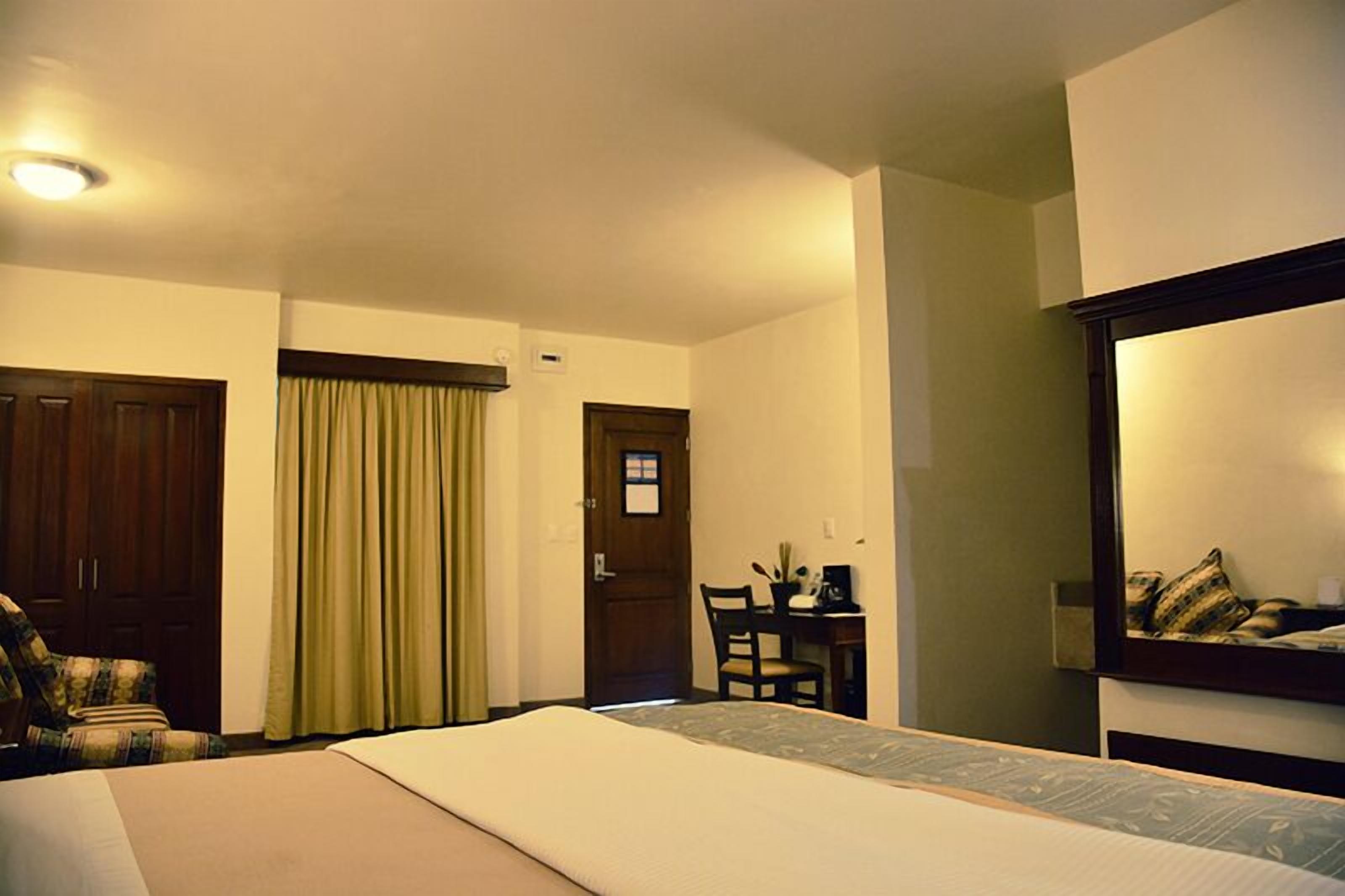 junior suite, 1 king bed | minibar, in-room safe, individually decorated, individually furnished