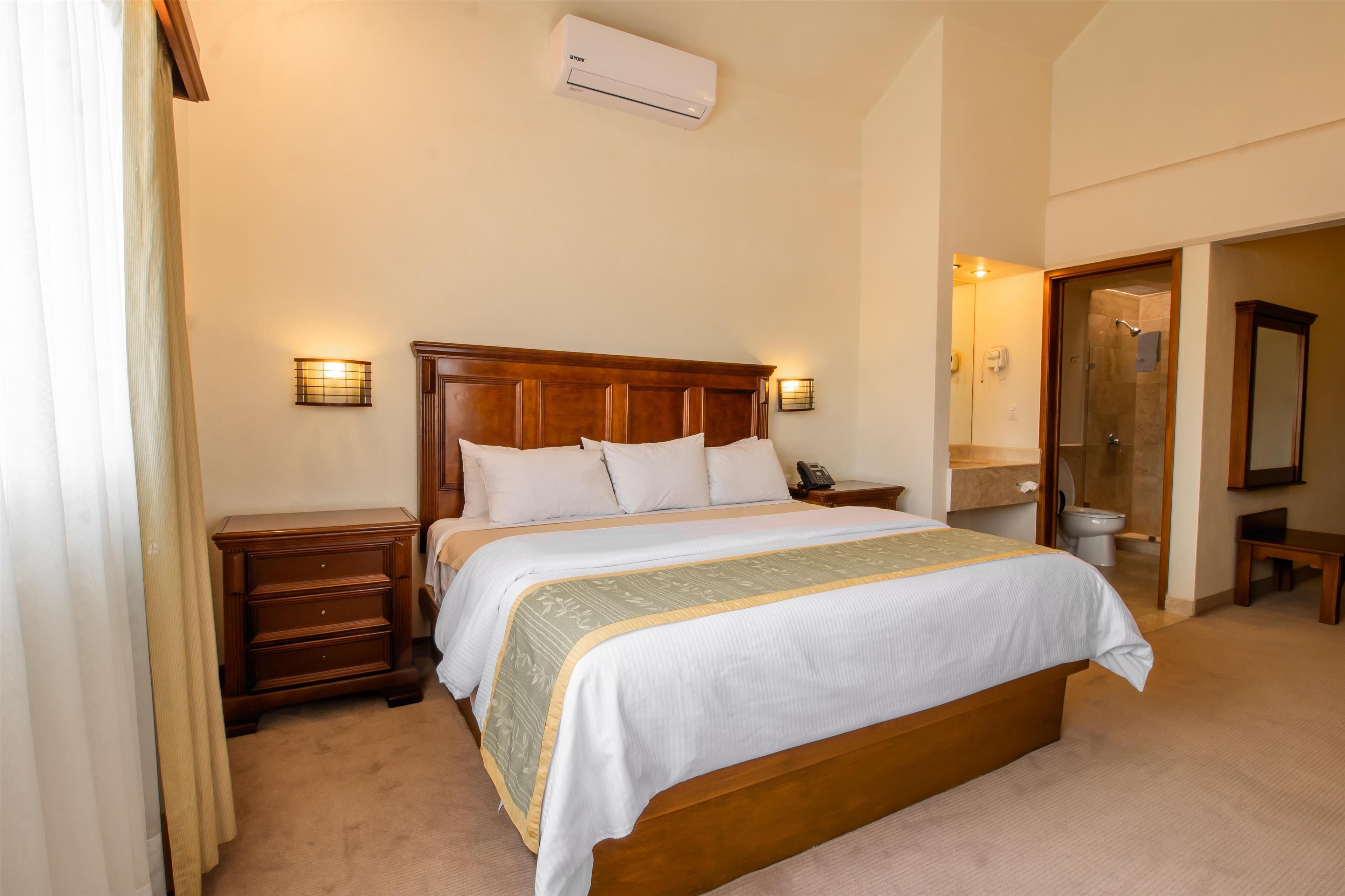 Phòng Suite, 1 giường cỡ king, không hút thuốc | Minibar, két bảo mật tại phòng, trang trí khác biệt 