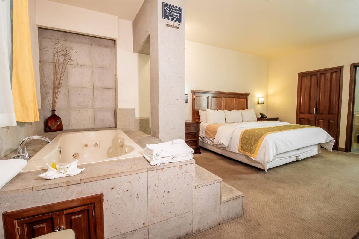 Suite, 1 très grand lit, non-fumeur, bain à remous