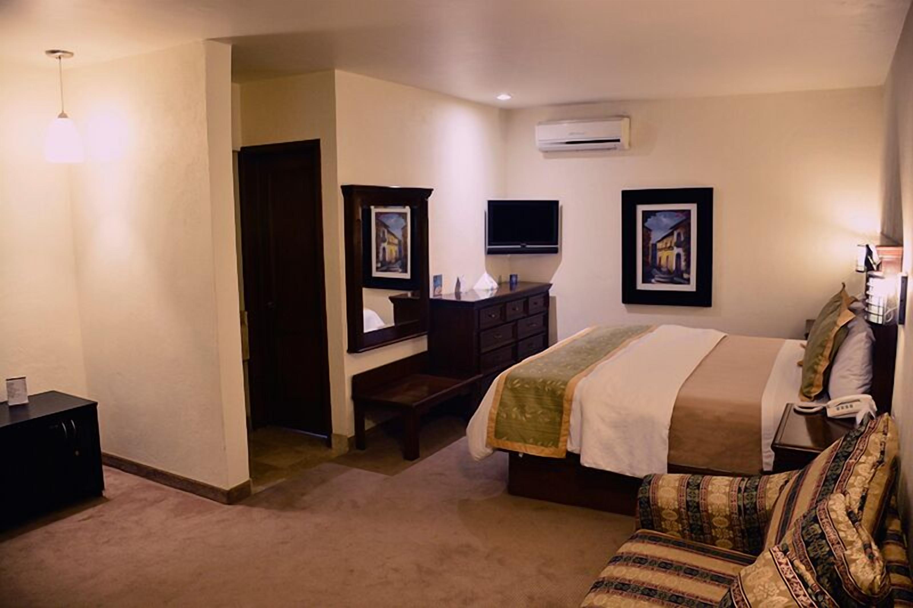 junior suite, 1 king bed | minibar, in-room safe, individually decorated, individually furnished