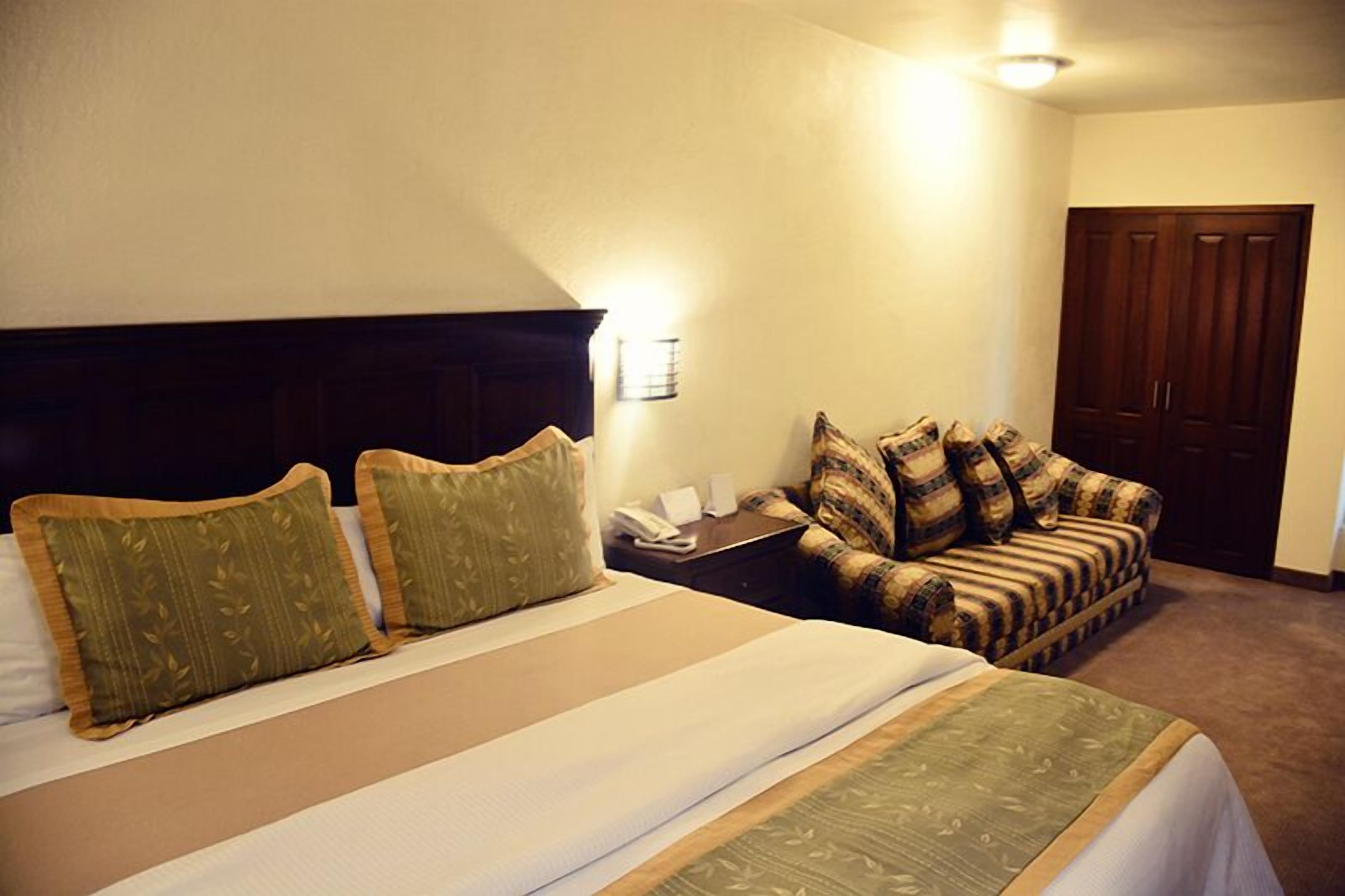 junior suite, 1 king bed | minibar, in-room safe, individually decorated, individually furnished